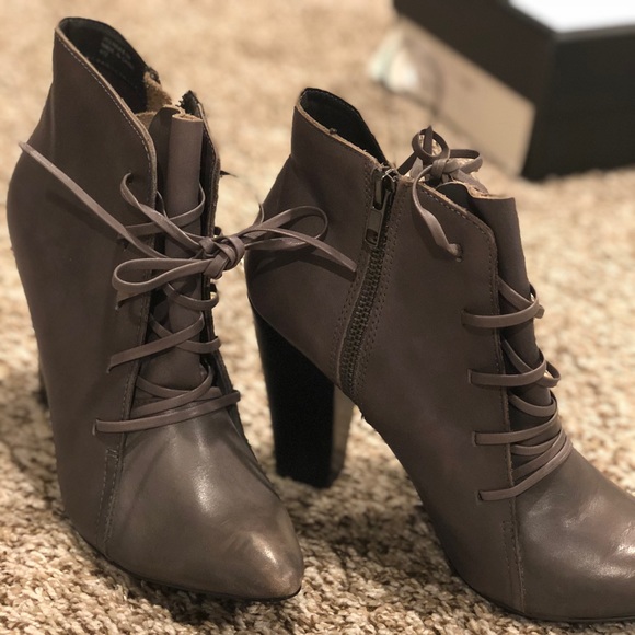 Steve Madden Shoes - Steve Madden chunk heel bootie sz 8.5